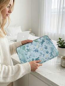 1 pezzo Borsa/custodia/organizer per laptop - Con un profilo sottile e una capacità spaziosa, questa custodia protettiva portatile è ideale per gli spostamenti quotidiani. Con il suo design distintivo a stampa di conchiglia, conserva facilmente laptop e piccoli accessori digitali. Abbastanza versatile da servire come borsa professionale per il business o come borsa per la scuola degli studenti - Multicolore - Visualizzare 9