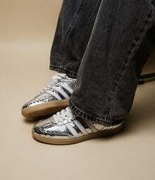 Adidas Samba OG Silver Metallic Cracked Leather Women's JR0035 | Retro Heritage Style, Timeless Silhouette - 亮銀色 - 查看 3