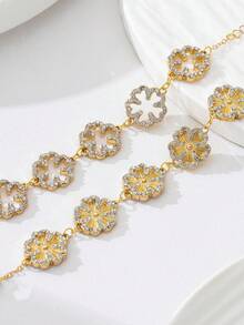 Set Gelang Wanita Minimalis Modis dengan Hiasan Berlian Imitasi Motif Daun Semanggi, 2 Buah, Aksesori Tangan Berlapis yang Cocok untuk Pakaian Sehari-hari Saat Beraktivitas - Yellow Gold - View 3