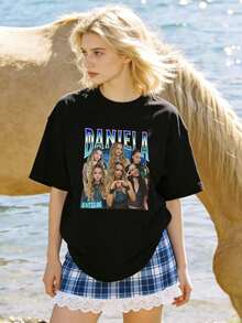 Camiseta de manga corta con cuello redondo suave y casual de verano para mujer, con estampado gráfico de la ídola K-Pop Daniela, adecuada para uso diario. Blanca. - Negro - Ver 5