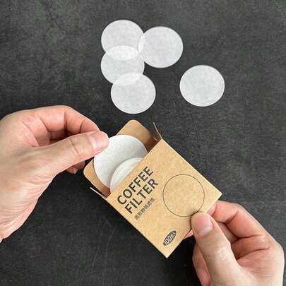 100 stuks 58 mm ronde wegwerp koffiefilterpapiertjes, geschikt voor de portafilter van een espressomachine, laat geen residu achter, zorgt voor een rijkere koffiesmaak, is gemakkelijk mee te nemen, wit, filterpapiertjes voor mokapotten, koffiefilterpapiertjes, filteren, espresso, ideaal voor koffieliefhebbers, op reis, thuis, op kantoor, en voor de start van het schooljaar.