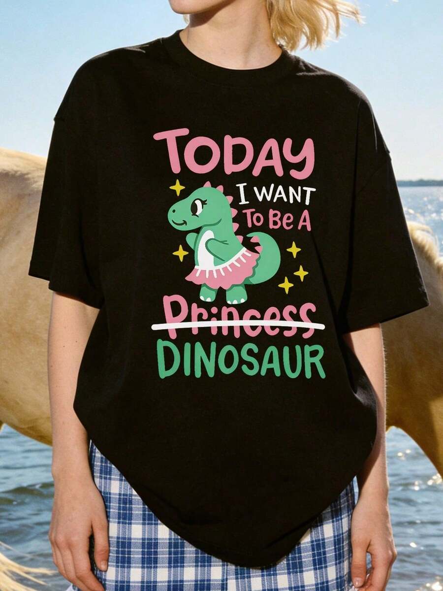 Camiseta de manga corta con cuello redondo suave y casual para mujer, con estampado gráfico divertido de dinosaurio y princesa, adecuada para uso diario relajado. Negra. - Negro - Ver 1