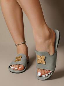2026 Damen Sommer Neue Klee Metall Dekor Flache Sandalen, modisch vielseitig weiche Sohle bequem rutschfest Casual für Innen/Außen Tragen - Grau - Übersicht 4
