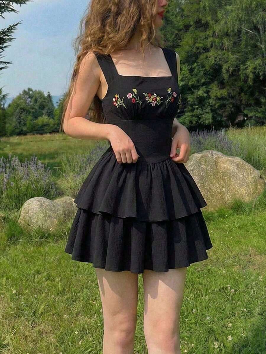 MOD Vestido mini de mujer con cintura ceñida, doble capa y bordado floral - Negro - Ver 1