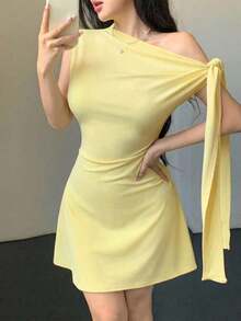 Vestido minimalista para mujer con estampado floral de tinta, hombro asimétrico con lazo, cintura ajustada - Amarillo claro - Ver 7