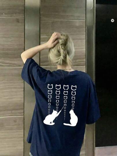 Áo thun ngắn tay in hình mèo dễ thương dành cho nữ, dáng rộng, màu xanh navy, thiết kế lưng độc đáo, kiểu dáng ôm sát và đa năng cho mùa hè, phong cách sinh viên mềm mại và thoải mái.