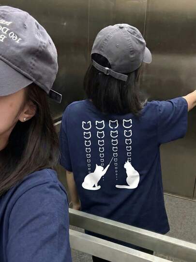 Áo thun ngắn tay in hình mèo dễ thương dành cho nữ, dáng rộng, màu xanh navy, thiết kế lưng độc đáo, kiểu dáng ôm sát và đa năng cho mùa hè, phong cách sinh viên mềm mại và thoải mái.