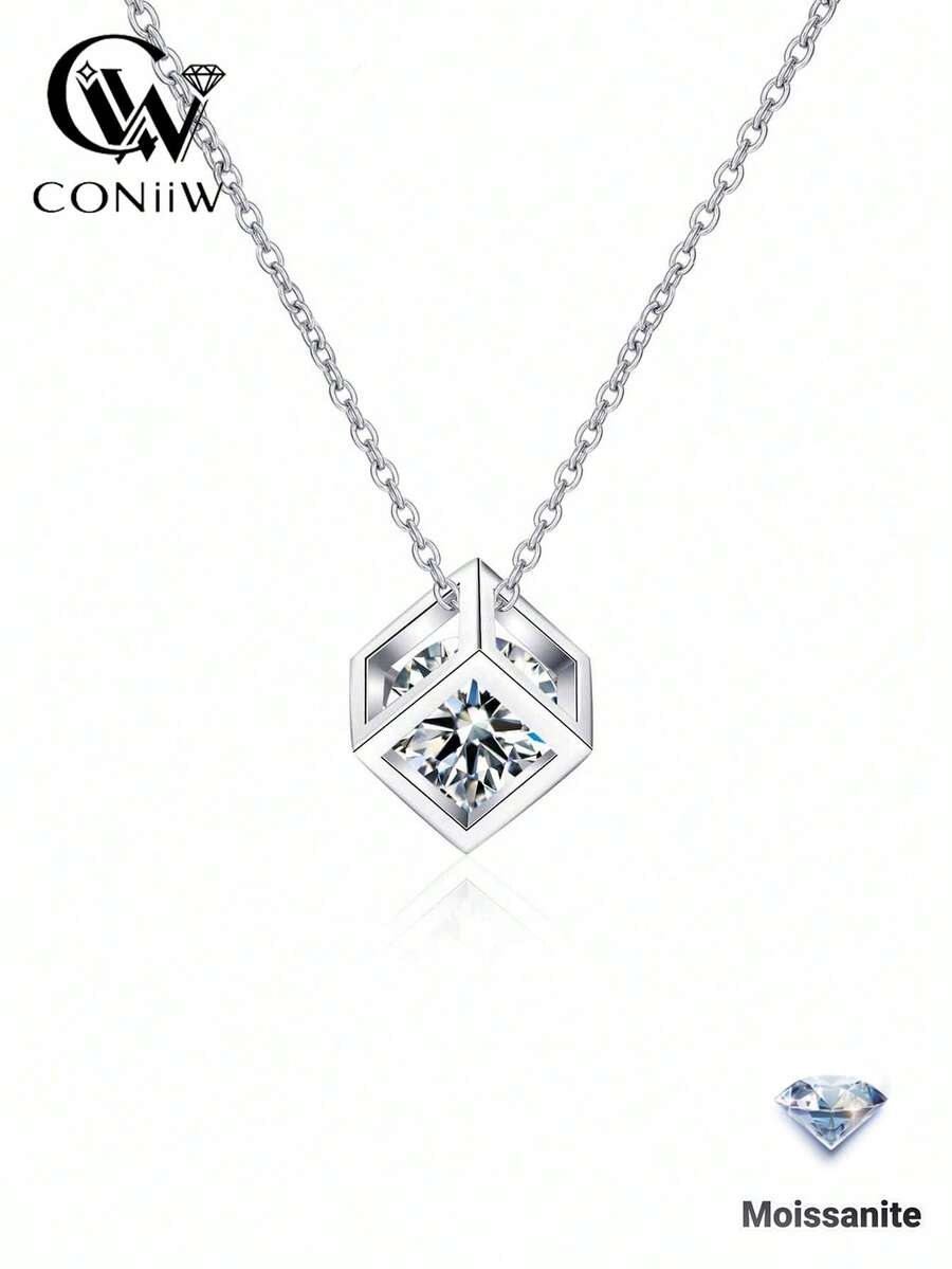 ConiiW Mặt dây chuyền hình vuông bằng bạc sterling 925 cao cấp, tinh tế và đẹp mắt này, với viên đá Moissanite 1 carat, phù hợp để đeo hàng ngày, trong các dịp cưới hỏi, tiệc tùng, du lịch, nghỉ lễ, lễ tốt nghiệp, dạ hội, Ngày của Mẹ, Ngày Valentine, Giáng sinh, Halloween, Lễ Tạ ơn, Năm mới, sinh nhật, kỷ niệm, lễ trưởng thành, và làm quà tặng năm mới.