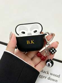 Estuche protector de auriculares Bluetooth color burdeos mate con nombre personalizado (set de 2 piezas, incluye cordón con bola de billar de cereza) - Negro - Ver 3