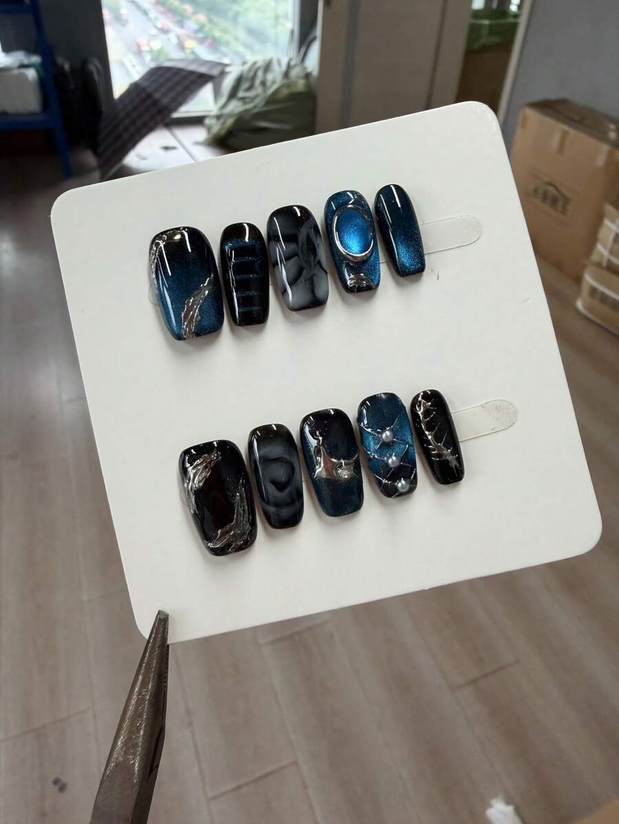 Móng giả vuông ngắn, họa tiết mắt mèo đen và xanh dương với vân đá cẩm thạch và xoáy bạc, phong cách móng tối màu. - màu đen - Xem 1