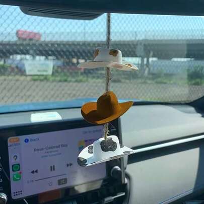 Accesorio colgante para espejo retrovisor de coche con sombrero vaquero de estilo country, decoración de coche con estampado de vaca y girasol, lindo mini sombrero de fieltro hecho a mano como colgante decorativo para mujeres y niñas