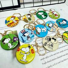 SNOOPY 这款可爱的史努比圆形徽章钥匙扣，采用生动的卡通图案和多种主题印花设计，耐磨的铁质材料，配有便携式金属扣。可用作钥匙钩、包包挂件和收藏品，适合日常使用、学生和旅行。是圣诞节礼物、节日礼物和情侣互赠的理想之选。 - 彩色 - 查看 5