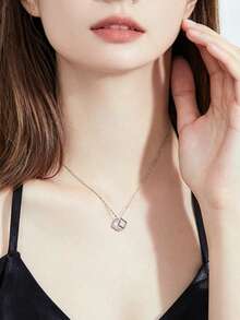 ConiiW Mặt dây chuyền hình vuông bằng bạc sterling 925 cao cấp, tinh tế và đẹp mắt này, với viên đá Moissanite 1 carat, phù hợp để đeo hàng ngày, trong các dịp cưới hỏi, tiệc tùng, du lịch, nghỉ lễ, lễ tốt nghiệp, dạ hội, Ngày của Mẹ, Ngày Valentine, Giáng sinh, Halloween, Lễ Tạ ơn, Năm mới, sinh nhật, kỷ niệm, lễ trưởng thành, và làm quà tặng năm mới. - Bạc - Xem 5