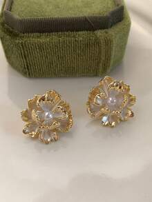 1 Pair French Minimalist Small Asymmetrical Flower Stud Earrings Suitable For Women's Daily, Date, Party Wear - Yellow Gold - View 7