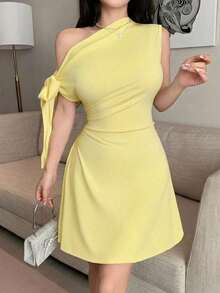Vestido minimalista para mujer con estampado floral de tinta, hombro asimétrico con lazo, cintura ajustada - Amarillo claro - Ver 4