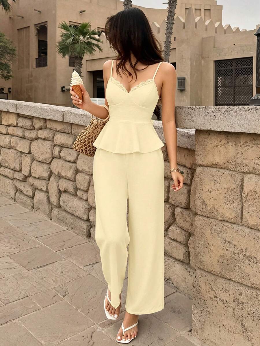 abyoxi Bộ đồ hai mảnh gồm áo hai dây cổ chữ V màu vàng dành cho nữ, phối cùng quần ống rộng, điểm nhấn là họa tiết ren, viền bèo nhún và thắt eo. Thanh lịch, giản dị và dịu dàng, phù hợp cho các hoạt động hàng ngày, ở nhà, đi nghỉ mát biển, hoặc làm bộ đồ thời trang xuân/hè. - Vàng nhạt - Xem 1