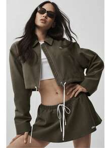 Alo Yoga Cropped Fan Favorite Full Zip Jacket | Signature Alosoft Comfort | Modern Studio-To-Street Silhouette | Luxury Athleisure Essential | Iconic Elegant Sporty Aesthetic - 軍綠色 - 查看 3