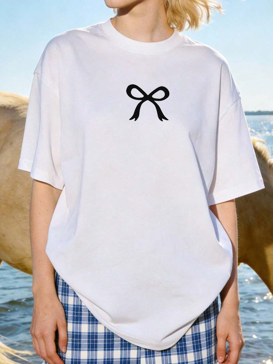 Camiseta de manga corta con cuello redondo suave y casual para mujer, estampado minimalista con lazo negro, adecuada para uso diario casual. Negra. - Blanco - Ver 1