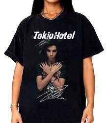 T-shirt homme imprimé en pur coton, motif portrait du groupe Tokio Hotel, membres du groupe en tenue décontractée style années 2000, idéal pour les soirées. Le cadeau parfait. - Noir - Voir 7