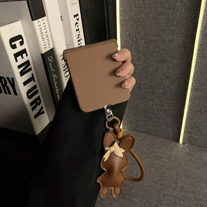 Ốp điện thoại màu nâu dễ thương kiểu Hàn Quốc với mặt dây chuyền hình thỏ và dây đeo bằng da, tương thích với Samsung Galaxy ZFlip7 Z Flip6 ZFlip 5 Zflip6 Zflip5, chống sốc, ốp lưng điện thoại tương thích với