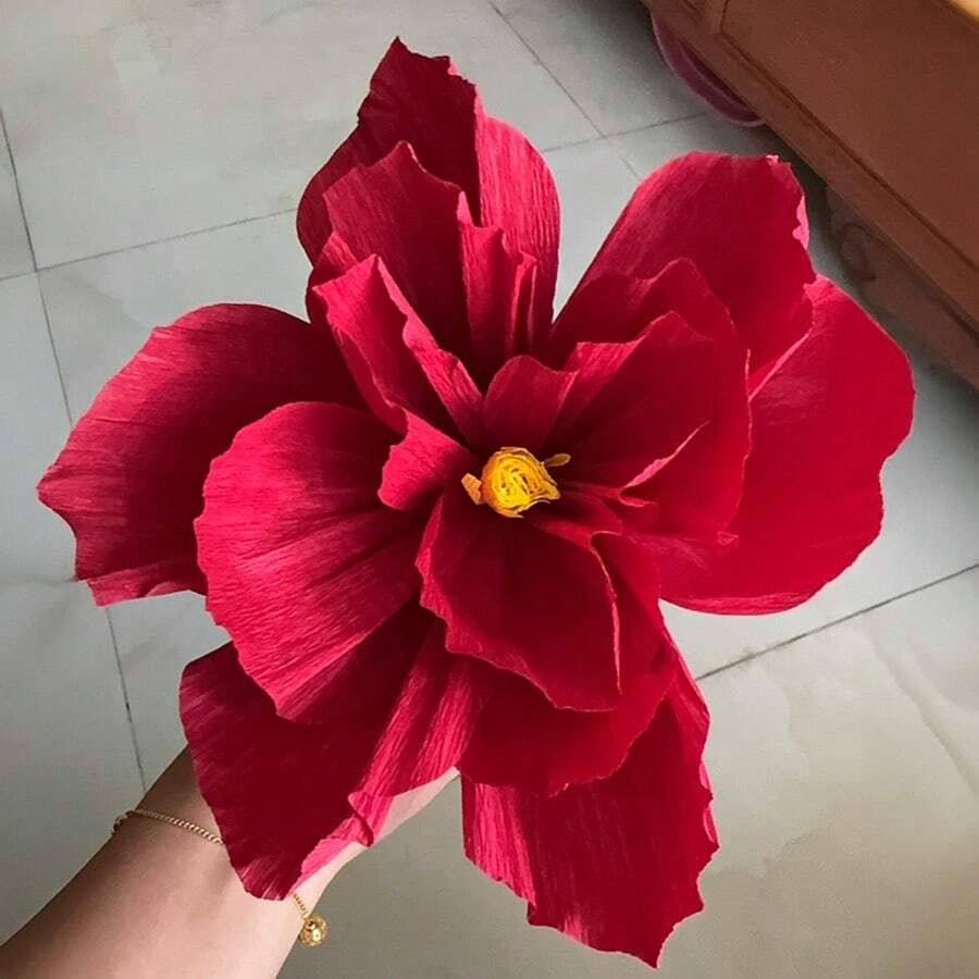 3朵皱纹纸花装饰，小号、中号、大号三种尺寸，酒红色人造花朵，可伸缩可折叠，可重复使用，适合房间装饰、派对活动、新年、圣诞节等场合。