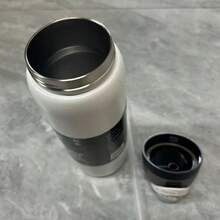 32盎司带把手保温杯，双层真空不锈钢水瓶，优质夏季补水装备，便携实用旅行杯，冰咖啡杯，适合户外露营、徒步、驾车、旅行，馈赠佳品 - 彩色 - 查看 3