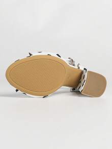 SOLE STORY Giày sandal nữ chấm bi thắt nơ hở mũi gót vuông, kiểu dáng cổ điển ngọt ngào, chất liệu vải chấm bi màu be, gót trung bình, thích hợp cho các bữa tiệc thời trang. - Đen và trắng - Xem 11