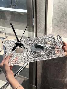1个冰川造型冰格,两端配有闪亮金属把手,方便抓握和移动,整体质感和档次远超普通塑料冰格,可作桌面收纳盒使用。 - 無色 - 查看 5