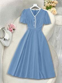 Vestido Midi Azul Claro, Cuello en V y Manga Corta con Detalle de Perlas - Azul - Ver 1