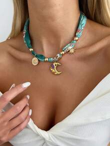 1 pièce Collier pendentif en métal avec breloque d'écharpe imprimée de lune et de soleil vintage bohème. Élégant, décontracté, minimaliste, style de rue, pour mariage, fête, festival, anniversaire, cadeau pour petite amie. Collier polyvalent et à la mode pour femmes. - collier - Voir 5