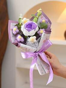 一套人造花束，包含包装纸、玫瑰和钩编花朵，适合作为生日或周年纪念礼物送给老师、母亲、朋友、女性，也适合作为母亲节、情人节、婚礼纪念品和节日派对家居餐桌装饰、圣诞礼物，可用于家居、餐桌、卧室、浴室、办公桌装饰。 - 彩色 - 查看 5