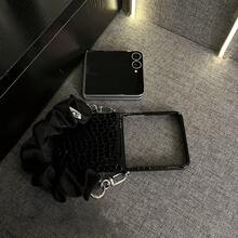 Capa de Telefone Preta com Padrão de Crocodilo Clássico Simples de Luxo, com Alça de Lenço de Seda Enrugado, Compatível com Samsung Galaxy ZFlip7 Z Flip6 ZFlip 5 Zflip6 Zflip5, Capa Traseira à Prova de Choques - Preto - Visão 7