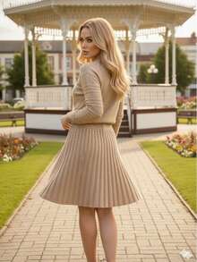Schoolgirl Pleated Skirt And Long Sleeve Mousse Blouse Set In Tricot - 米色 - 查看 2
