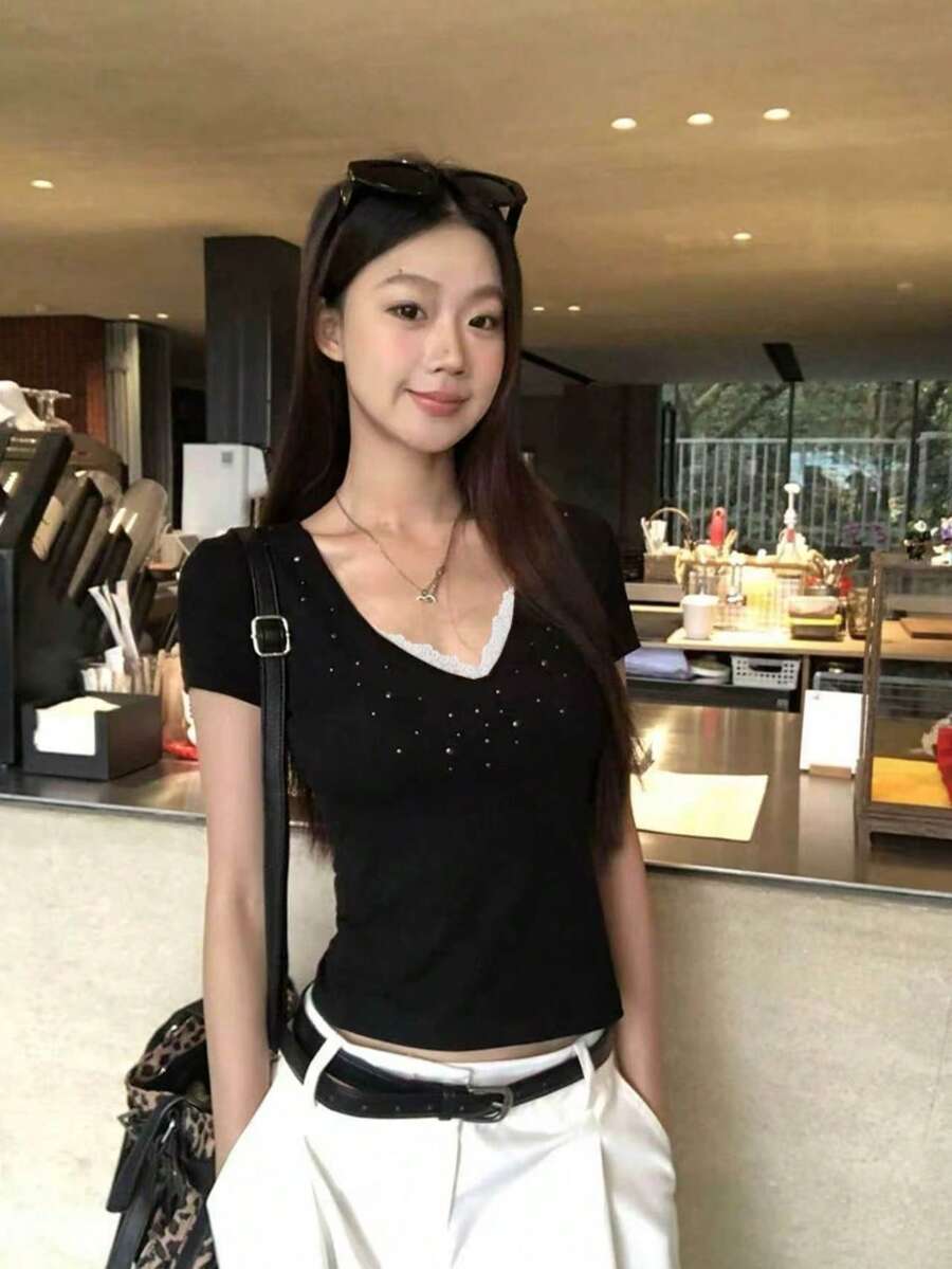 Áo thun ngắn tay nữ mùa hè mới về, màu đen dáng ôm, cổ chữ V, thiết kế ren. - màu đen - Xem 1