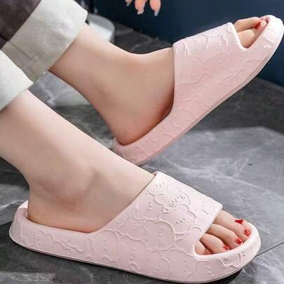 Dép xỏ ngón hình gấu hoạt hình: Dép đi trong nhà cao cấp với đế EVA dày, chống trơn trượt, êm ái như mây, thích hợp sử dụng trong phòng tắm. Thiết kế unisex, cũng có kiểu dáng đôi. Mềm mại và thoải mái như mây, có nhiều màu sắc tươi sáng để lựa chọn.