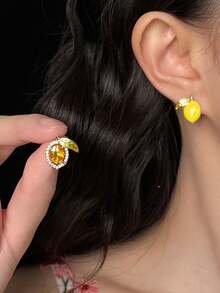 1 Đôi bông tai hình quả chanh, thiết kế độc đáo mạ bạc, kiểu dáng bất đối xứng, đính đá Zirconia siêu nhỏ và tráng men thủ công. - Màu vàng - Xem 3