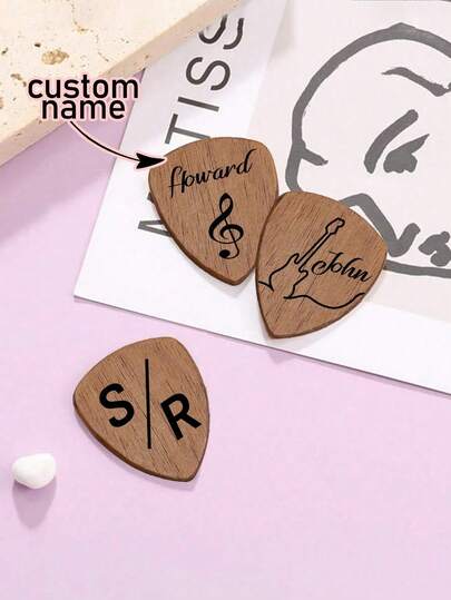 1 chiếc miếng gảy đàn guitar bằng gỗ khắc tên cá nhân, bền chắc, thời trang, thích hợp làm quà tặng cho nam, nữ, bạn trai, bạn gái, bố, mẹ, gia đình, bạn bè, vợ, chồng, kỷ niệm, sinh nhật, tiệc tùng, v.v.