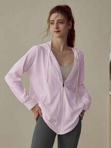 Chamarra deportiva premium chic para mujer  primavera verano 2026 chaqueta de yoga y running con capucha cierre de cremallera frontal cordón ajustable tela transpirable de alta calidad color lila look versátil para entrenamiento deportivo actividades al aire libre uso diario y looks casuales deportivos - Lila Púrpura - Ver 7