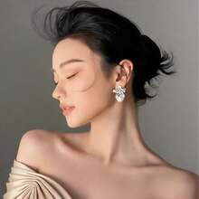 Pendientes de perla falsa redonda grande con circonita cúbica y diseño de flor en floración para accesorios elegantes de boda - lujoso - Ver 3