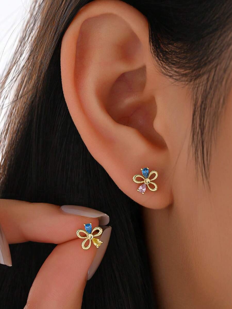 1 Đôi bông tai bạc S925 hình hoa rỗng đính đá Cubic Zirconia, kiểu dáng tinh tế, thích hợp cho người đi làm, thiết kế độc đáo và sang trọng. - hoa - Xem 1