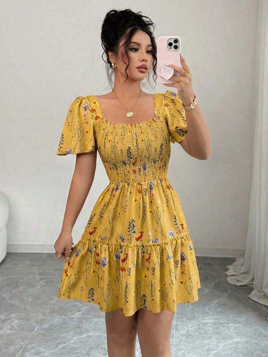 Vestido corto de verano para mujer con cuello cuadrado, mangas acampanadas y volantes en el bajo - Mostaza Amarilla - Ver 1