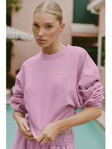 Alo Yoga Cropped Accolade Crewneck | Heavyweight Soft French Terry | Luxe Brushed Interior | Drop-Shoulder Relaxed Fit | Iconic Chrome Logo Detail | The Ultimate Street-To-Studio Staple - 粉色 - 查看 2