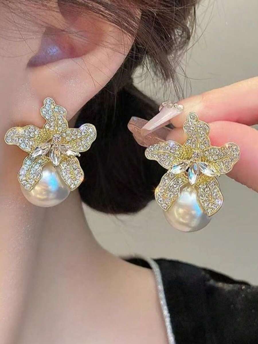 Pendientes de perla falsa redonda grande con circonita cúbica y diseño de flor en floración para accesorios elegantes de boda - lujoso - Ver 1