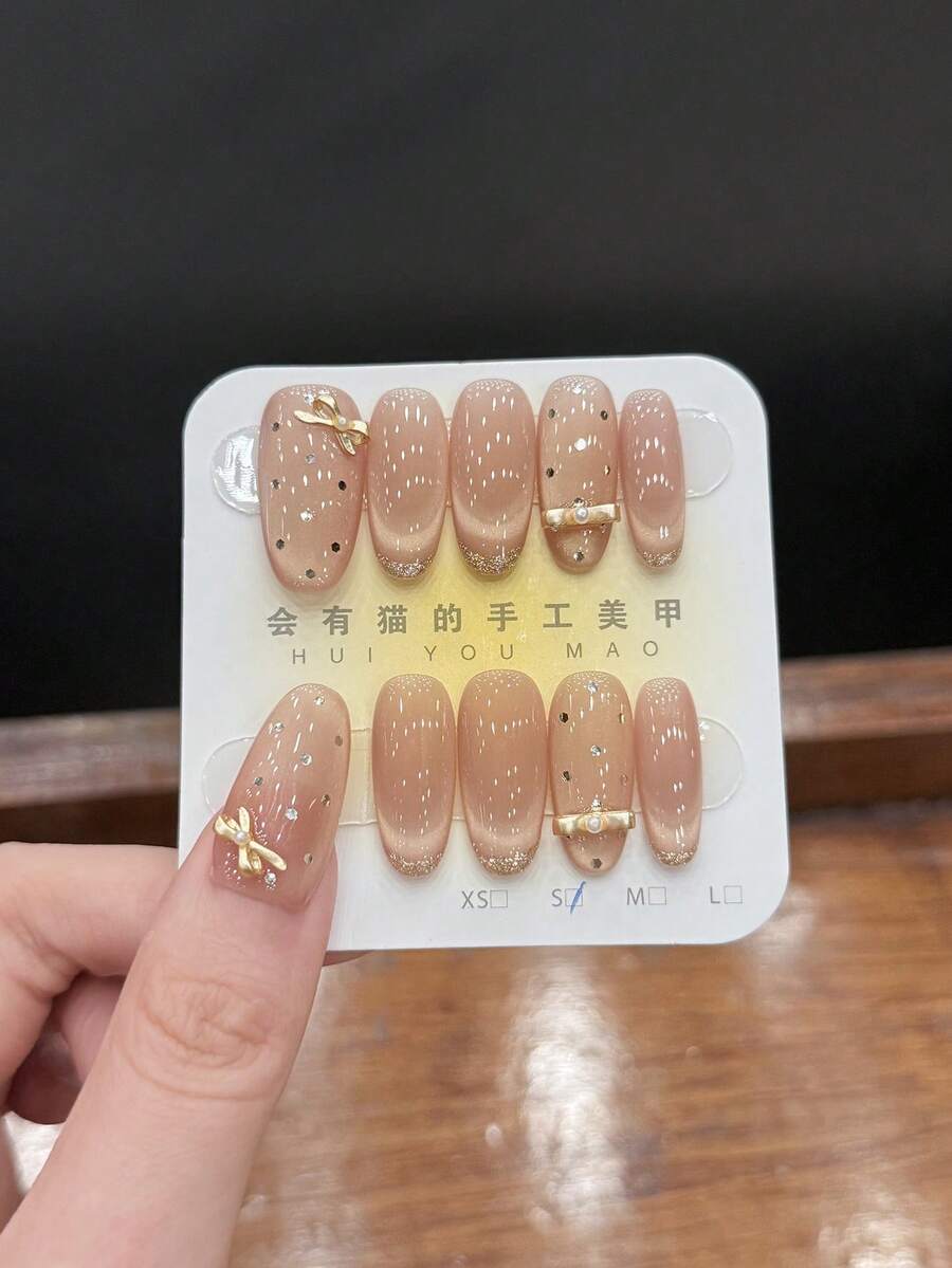 10片装纯手工制作美甲贴片套装,冰感裸色猫眼美甲贴片,奢华金属装饰蝴蝶结仿珍珠闪亮水钻法式边,轻薄舒适,适合工作、婚礼、伴娘等场合,超薄舒适,对指甲友好,可拆卸重复使用。 - 彩色 - 查看 1