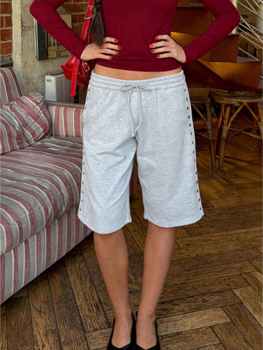 Shorts de mujer hasta la rodilla, con cintura elástica y remaches, estilo casual de verano. - Gris Claro - Ver 1