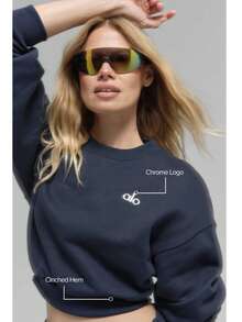 Alo Yoga Cropped Accolade Crewneck | Heavyweight Soft French Terry | Luxe Brushed Interior | Drop-Shoulder Relaxed Fit | Iconic Chrome Logo Detail | The Ultimate Street-To-Studio Staple - 藏蓝色 - 查看 3