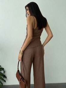 Conjunto dos piezas  2026 para mujer top asimétrico de hombro y pantalones holgados color verde oliva elegante ideal para uso diario y salidas - Camel - Ver 2