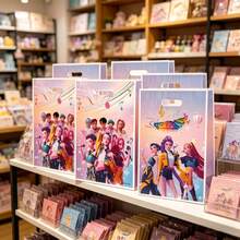 20个卡通手提礼品袋，适合K-Pop粉丝，特色包含狩猎元素。韩国偶像团体风格，坚固轻便。INS可爱美学，经典系列周边产品。是派对礼物、生日礼物、毕业纪念品、粉丝见面会、学校活动、颁奖典礼、主题派对和粉丝聚会纪念品的理想之选。 - 多色 - 查看 9