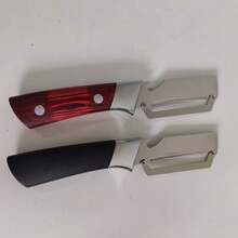 2合1不鏽鋼削皮器附內建開瓶器，多功能全方位廚房工具，輕鬆省力削皮，適用於馬鈴薯、胡蘿蔔、蘋果、南瓜及其他水果蔬菜。人體工學防滑木柄設計，握感舒適且防滑；刀刃鋒利耐用，易清洗且耐污。輕巧實用，居家日常必備，快速處理各種水果蔬菜。 - 彩色 - 查看 10