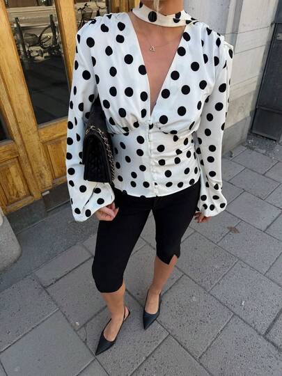 Áo blouse nữ cổ V sâu họa tiết chấm bi tay dài ôm sát vải dệt có chi tiết bèo nhún và cài nút, cổ cao màu trắng